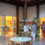 Al centro, con la maglia a righe, la coordinatrice della biblioteca Clementina Tagliaferro 